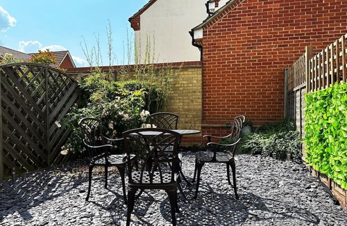 Stevenage House | Cozy K Suites: Family-Friendly 2 Bed House with Parking