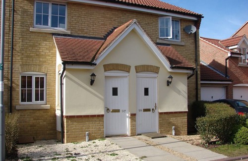 Stevenage House | Cozy K Suites: Family-Friendly 2 Bed House with Parking