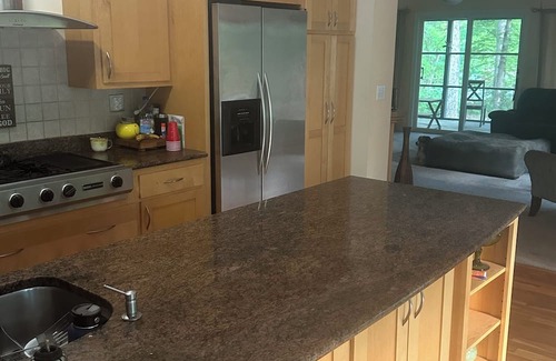 Effingham House | Family-Friendly Retreat at the Lake - Perfect Getaway!