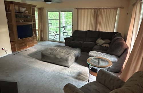 Effingham House | Family-Friendly Retreat at the Lake - Perfect Getaway!