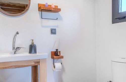 Urla House | Cozy Bungalow Retreat with Fireplace in Scenic Urla