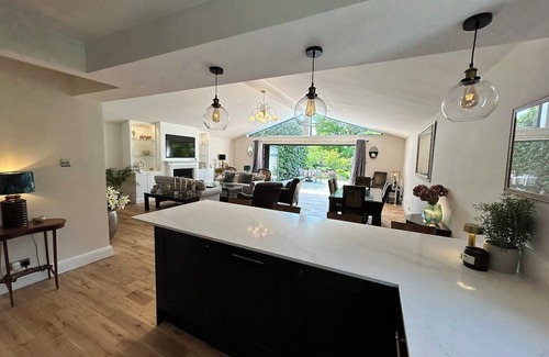 Cranleigh House | Family-Friendly Country Home with Great Room & Pet Amenities