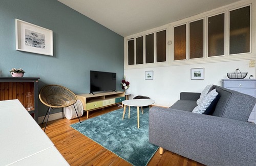 Quartier du chateau Apartment | Cozy Retreat in Caen with Kitchen and Child-Friendly Amenities