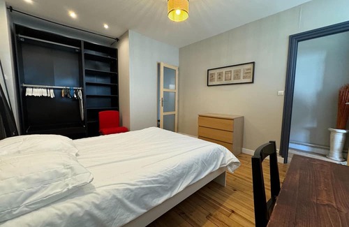 Quartier du chateau Apartment | Cozy Retreat in Caen with Kitchen and Child-Friendly Amenities