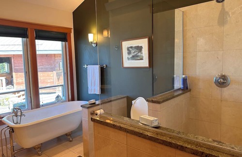 Petersburg House | Tranquil Retreat Near Downtown Petersburg with Spa & Hot Tub