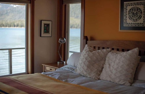 Petersburg House | Tranquil Retreat Near Downtown Petersburg with Spa & Hot Tub