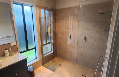 Ballina House | Modern Guest Suite with A/C, Spa & Walk to Local Attractions