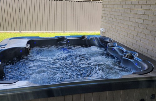 Ballina House | Modern Guest Suite with A/C, Spa & Walk to Local Attractions
