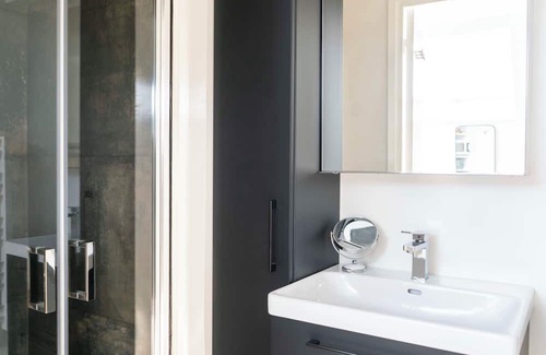 Saint-Mande Apartment | Inviting Studio Near Bois de Vincennes with Great Amenities