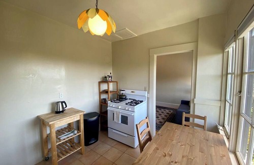 Berkeley Hills House | Cozy One Bedroom Apartment with Spa in North Berkeley