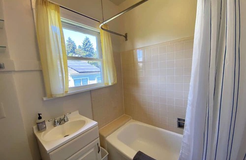 Berkeley Hills House | Cozy One Bedroom Apartment with Spa in North Berkeley