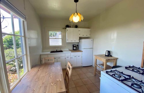 Berkeley Hills House | Cozy One Bedroom Apartment with Spa in North Berkeley