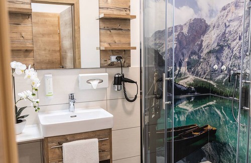Russbach am Pass Gschuett Apartment | Family Suite Retreat at Dachsteinresort - Pet Friendly & Spa