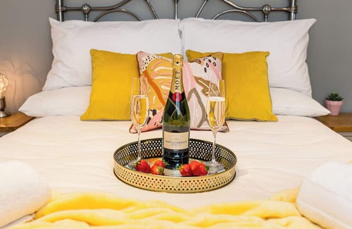 St Leonards Apartment | Relaxing Garden Apartment with Kitchen and Parking for 3