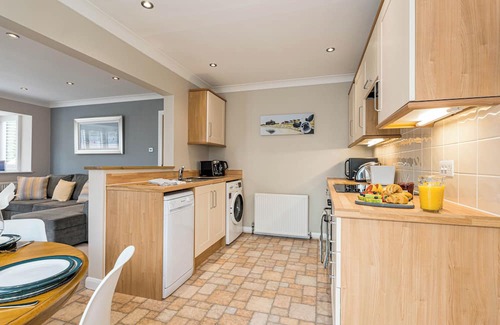 St Leonards Apartment | Relaxing Garden Apartment with Kitchen and Parking for 3