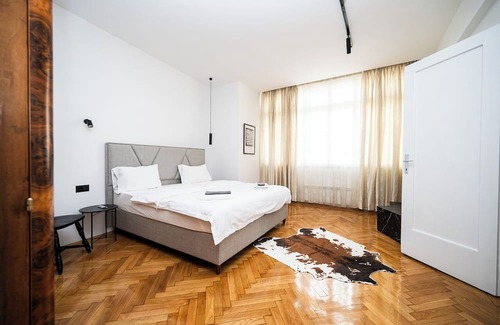 Old Town Apartment | Spacious Three-Bedroom Apartment on Main Street