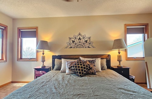 Elizabeth House | Relax at The Willow Zen Sanctuary with Private Sauna & Tub