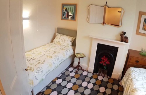 Ottery St Mary House | Inviting Devon Town House with Garden & BBQ for Familes
