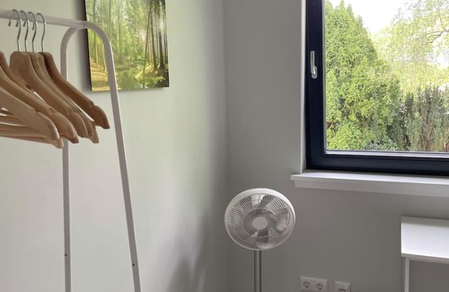Schnelsen House | Cozy Room in a Beautiful Home Near City Attractions