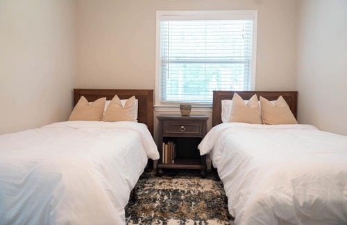 Charlotte Cabin | Cozy Cabin Retreat near Uptown with Spa and Hot Tub