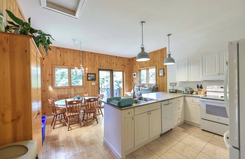 Muskoka Lakes Cottage | Serene Lakeside Escape: Windsor Point Retreat for Families