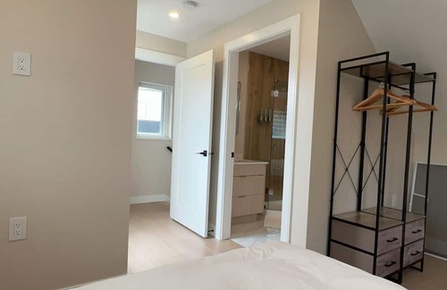 Sunset House | Modern 2bd/2ba Retreat with Easy Parking & Pet-Friendly