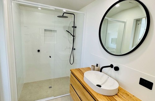 Ventnor Apartment | Waterfront Retreat: The Nest with Breathtaking Bay Views