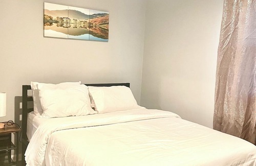 Olathe House | Pet-Friendly 3-Bedroom Retreat with King Bed Awaits You
