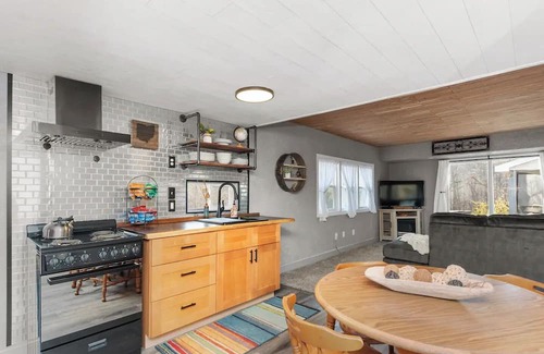 Decatur House | Relaxing Big Run Hideaway with Hot Tub and Spa Amenities