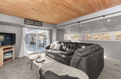 Decatur House | Relaxing Big Run Hideaway with Hot Tub and Spa Amenities