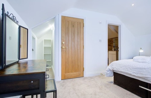 Brentwood House | Inviting Upstairs Bedroom Ensuite with Free Parking Options