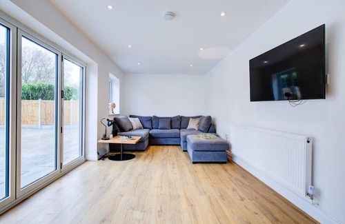 Brentwood House | Inviting Upstairs Bedroom Ensuite with Free Parking Options