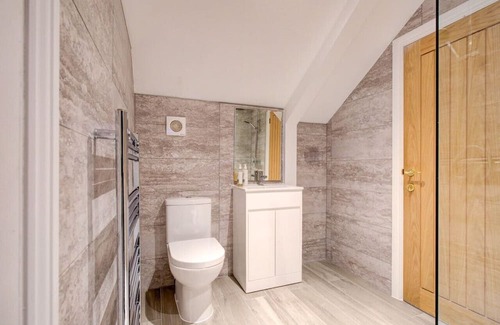 Brentwood House | Inviting Upstairs Bedroom Ensuite with Free Parking Options