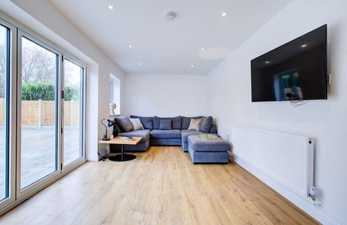 Brentwood House | Comfortable Ensuite Room with 2 Single Beds for Families