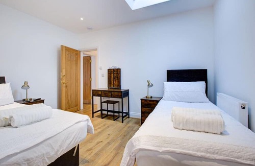 Brentwood House | Comfortable Ensuite Room with 2 Single Beds for Families