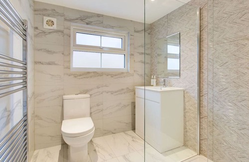 Brentwood House | Comfortable Ensuite Room with 2 Single Beds for Families