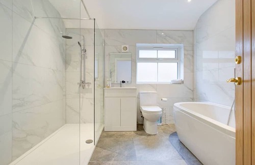 Brentwood House | Modern Fully Furnished Bedroom with Ensuite & Kitchen