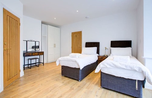 Brentwood House | Inviting Bedroom Ensuite in Brentwood with Free Parking