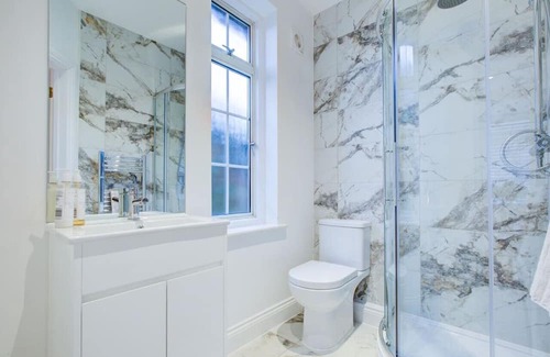 Brentwood House | Inviting Bedroom Ensuite in Brentwood with Free Parking