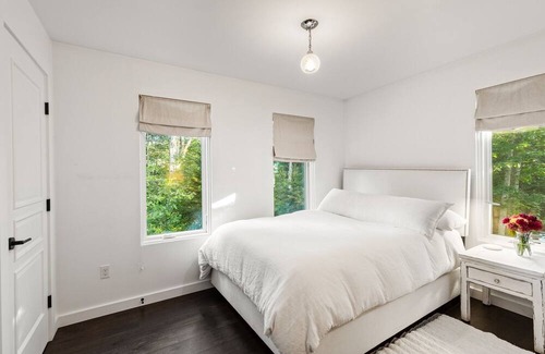 Saint George House | Serene Waters Retreat: Family-Friendly Scandinavian Getaway