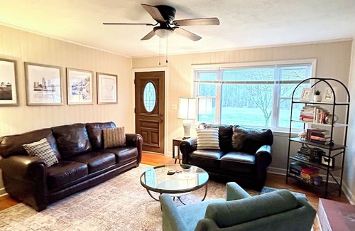 Millers Creek House | Sunshine Cottage: River Access & Pet Friendly Retreat