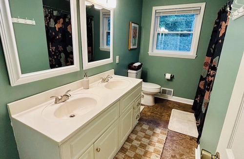 Millers Creek House | Sunshine Cottage: River Access & Pet Friendly Retreat