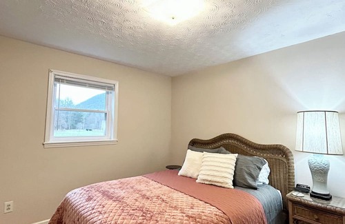 Millers Creek House | Sunshine Cottage: River Access & Pet Friendly Retreat