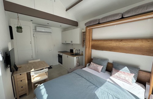 Municipality of Aalsmeer House | Cozy Tiny Home in Centrum Aalsmeer - Pet Friendly Retreat