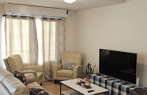 Durham Region House | Convenient Condo-Townhouse Near Highway with Pool Access