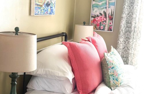 Warrington Cottage | Pet-Friendly 3 Bed Cottage Steps from Downtown Pensacola