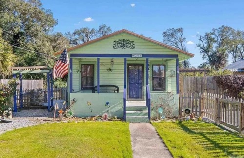 Warrington Cottage | Pet-Friendly 3 Bed Cottage Steps from Downtown Pensacola
