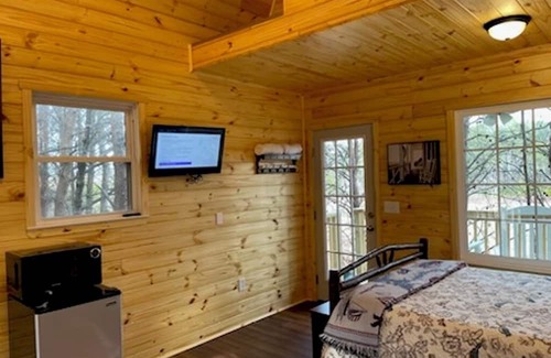 Gowensville Cabin | Pet-Friendly Treehouse Retreat at Persimmon Farm - 10/10 Rated
