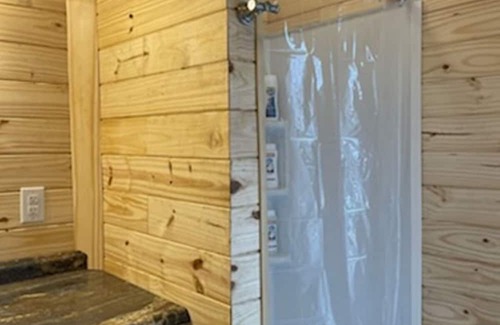 Gowensville Cabin | Pet-Friendly Treehouse Retreat at Persimmon Farm - 10/10 Rated