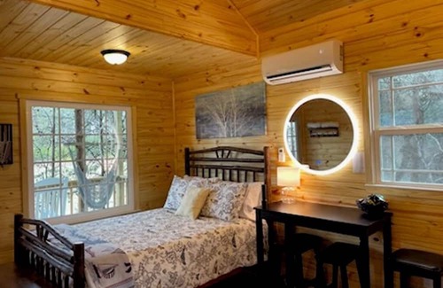 Gowensville Cabin | Pet-Friendly Treehouse Retreat at Persimmon Farm - 10/10 Rated